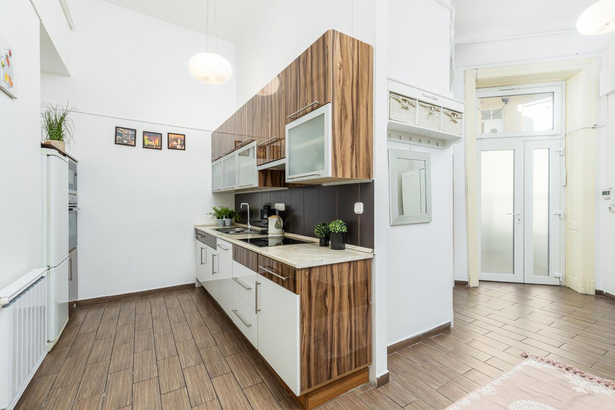 Real Apartments Lovag Budapest Extérieur photo
