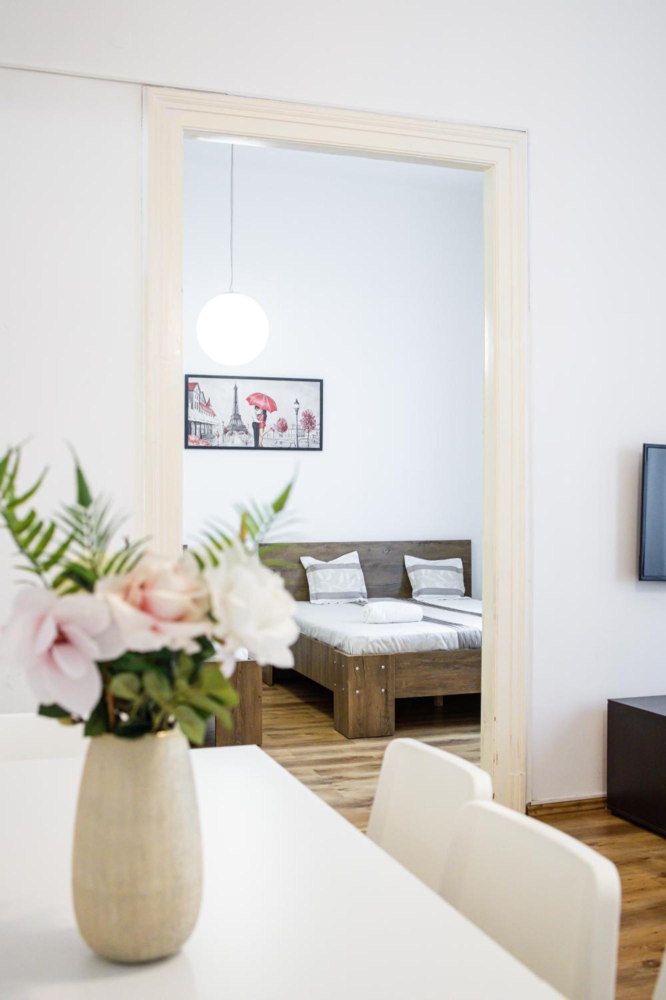 Real Apartments Lovag Budapest Extérieur photo