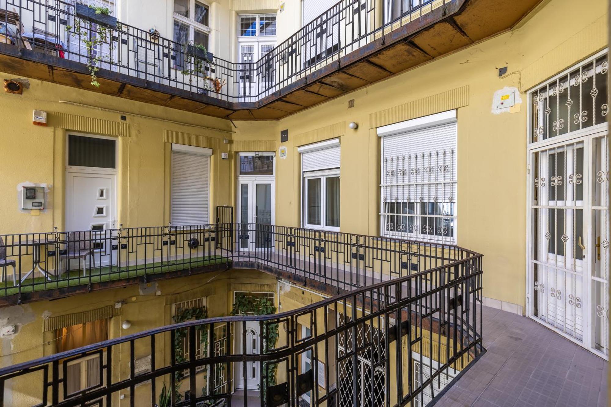 Real Apartments Lovag Budapest Extérieur photo